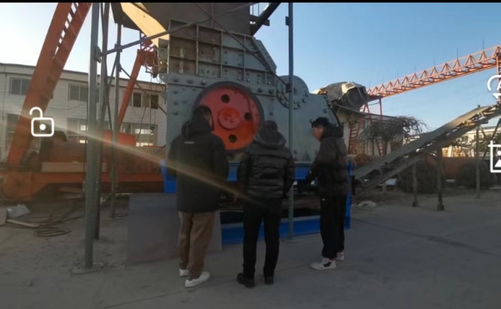 輥式破碎機(jī)、高壓輥磨機(jī)客戶來公司實(shí)地考察設(shè)備